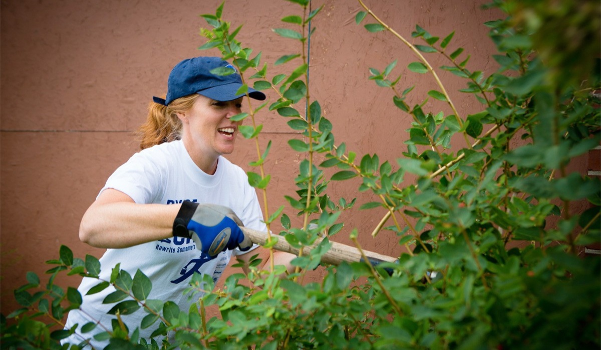Zoom image: Dianna Cichocki at the United Way Day of Caring with the School of Management in University Heights. Photo: Douglas Levere 